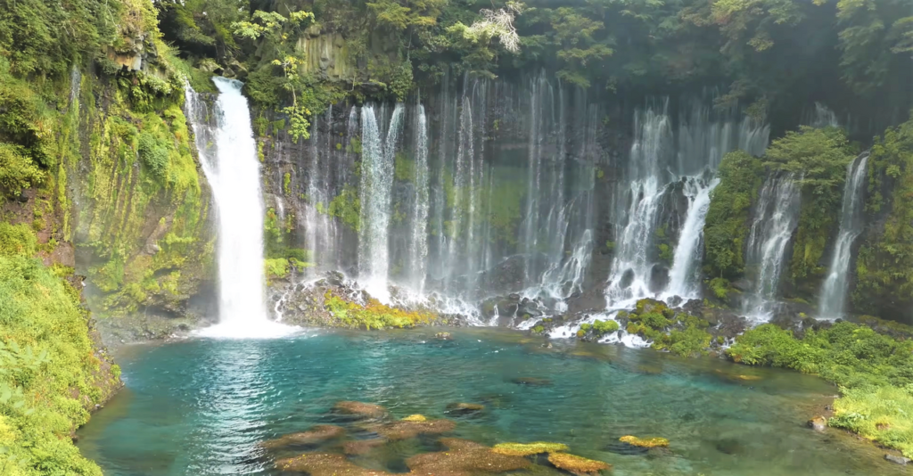 《白糸の滝》Photo by 静岡市在住の方, CC BY-SA 4.0, via Wikimedia Commons