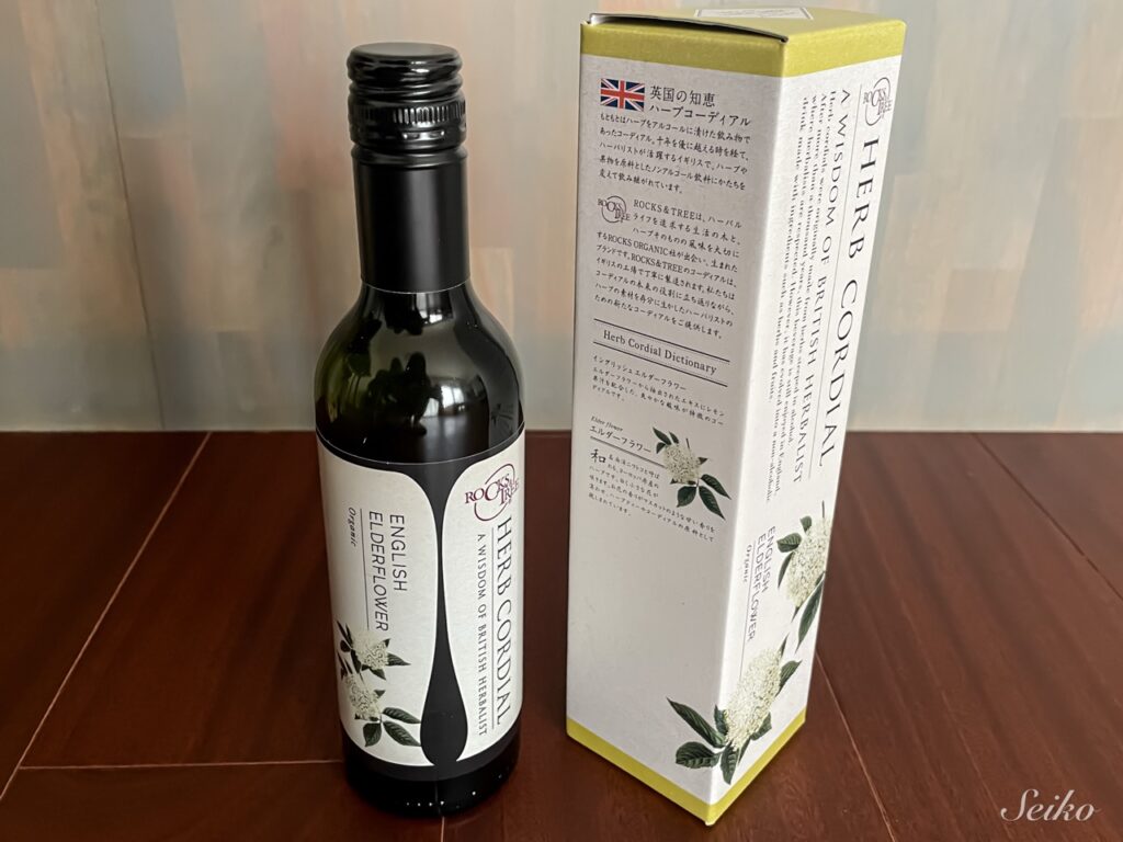 「生活の木」のエルダーフラワーコーディアルの外箱と取り出した瓶