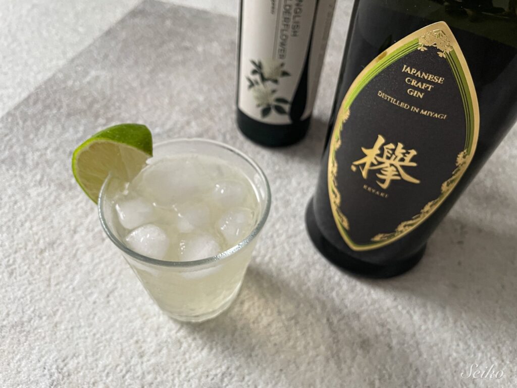 エルダーフラワーコーディアルを宮城のクラフトジン「欅」と炭酸水で割り、ライムを添えた低アルコールカクテル