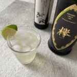 エルダーフラワーコーディアルを宮城のクラフトジン「欅」と炭酸水で割り、ライムを添えた低アルコールカクテル