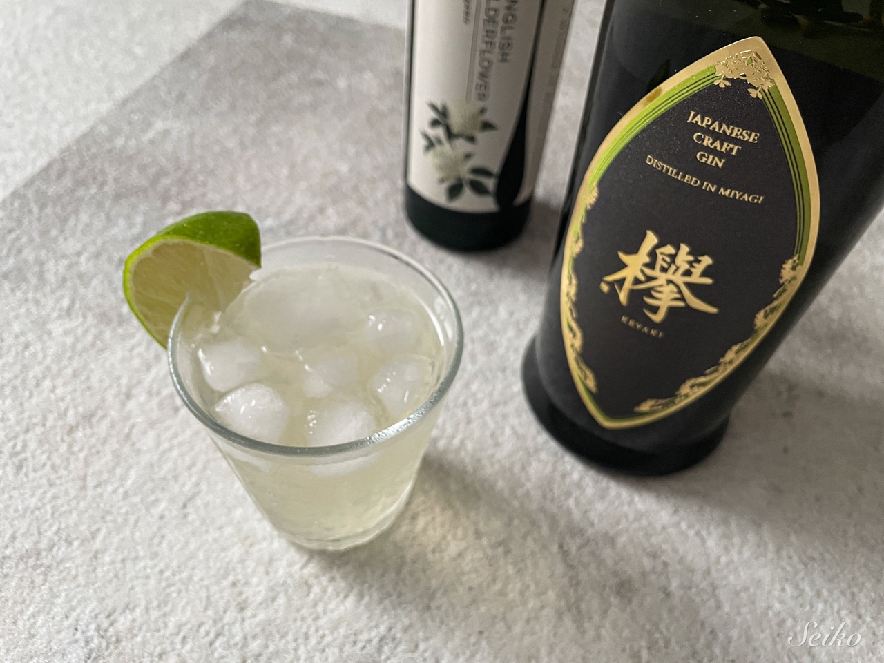 エルダーフラワーコーディアルを宮城のクラフトジン「欅」と炭酸水で割り、ライムを添えた低アルコールカクテル