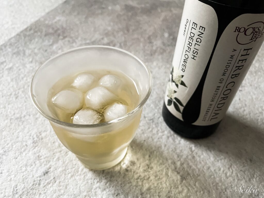 エルダーフラワーコーディアルを炭酸水で割った飲料